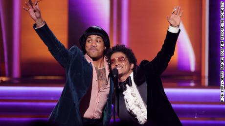 LAS VEGAS, NEVADA - APRIL 03: (L-R) Anderson .Paak and Bruno Mars of Silk Sonic accept the Record Of The Year award for &#39;Leave The Door Open&#39; onstage during the 64th Annual GRAMMY Awards at MGM Grand Garden Arena on April 03, 2022 in Las Vegas, Nevada. (Photo by Rich Fury/Getty Images for The Recording Academy)