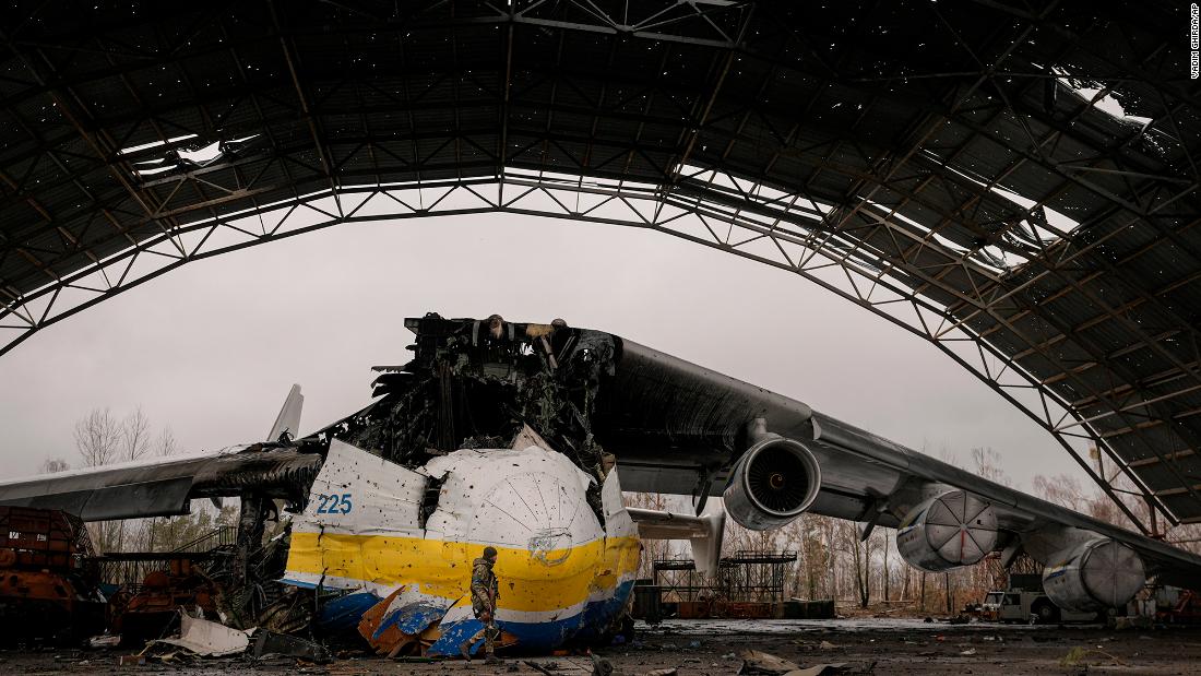 На знімках видно знищення в Україні найбільшого у світі літака