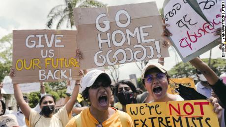 Protesters demand the resignation of Sri Lanka&#39;s President Gotabaya Rajapaksa in Colombo on April 4.