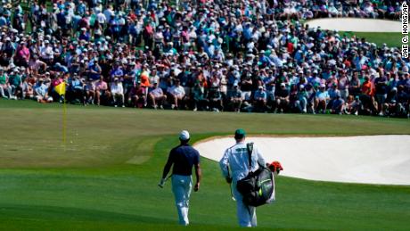 Уудс се разхожда на второ зелено по време на тренировка за турнира Masters Golf Tournament в понеделник, 4 август 2022 г., в Аугуста.