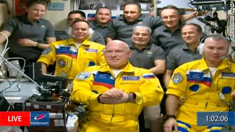 российских космонавтов  ошеломленный & # 39 ;  Астронавт НАСА рассказывает о разногласиях по поводу прибытия на Международную космическую станцию ​​в желтых скафандрах