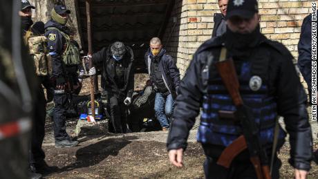 Тела были связаны, расстреляны и оставлены гнить в Буче, намекая на ужасную реальность российской оккупации Украины.