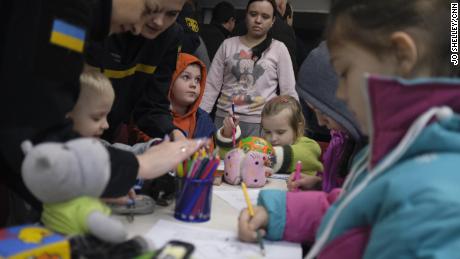 Kharkiv: los niños ucranianos aprenden a distinguir los juguetes de los explosivos rusos, en una dura lección de guerra
