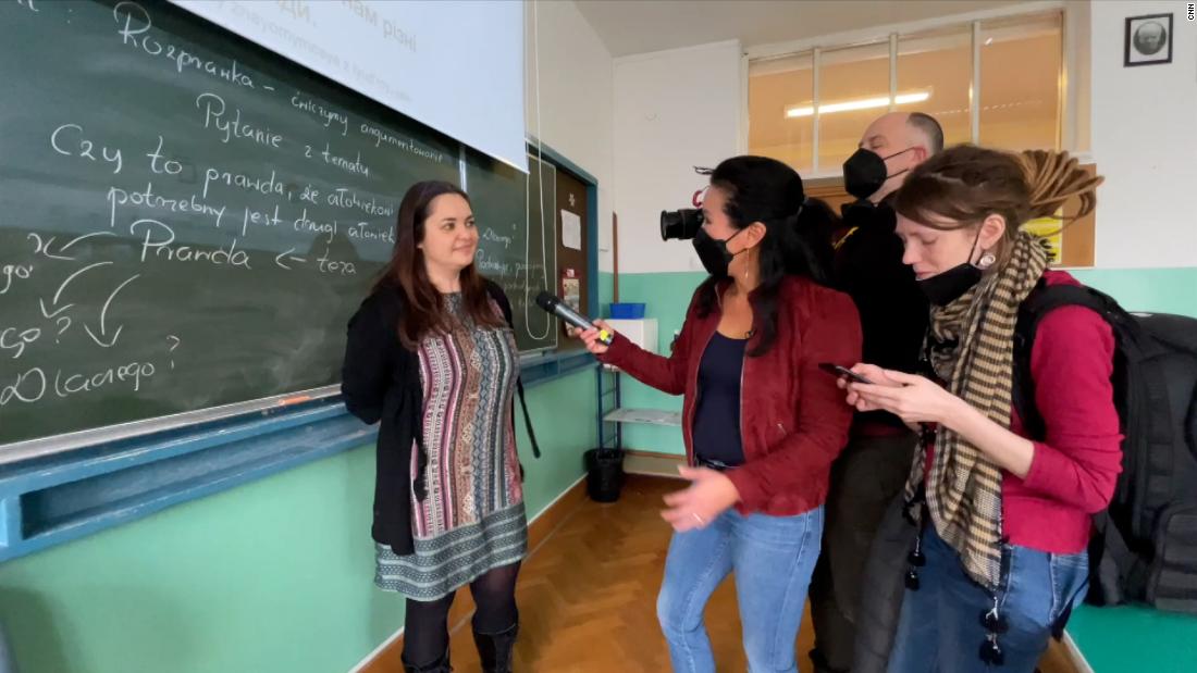 Polish school welcomes thousands of Ukrainian students – CNN Video