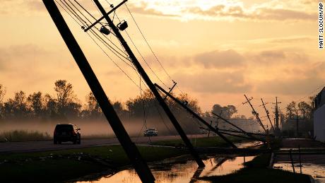 Des lignes électriques tombées s'effondrent sur une route à la suite de l'ouragan Ida à Reserve, en Louisiane, en 2021.