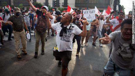 متظاهرون يحتجون على حكومة رئيس بيرو بيدرو كاستيلو في ليما يوم الثلاثاء. 
