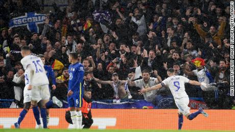Karim Benzema célèbre avec ses coéquipiers après avoir marqué le premier but du Real Madrid.