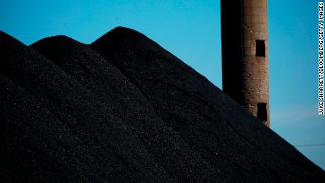 Banki mówią, że stają się twarde dla węgla, ale nadal pożyczają biliony trucicieli