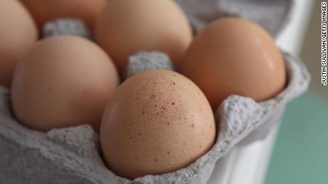 Gripa aviară mortală duce la creșterea prețului ouălor