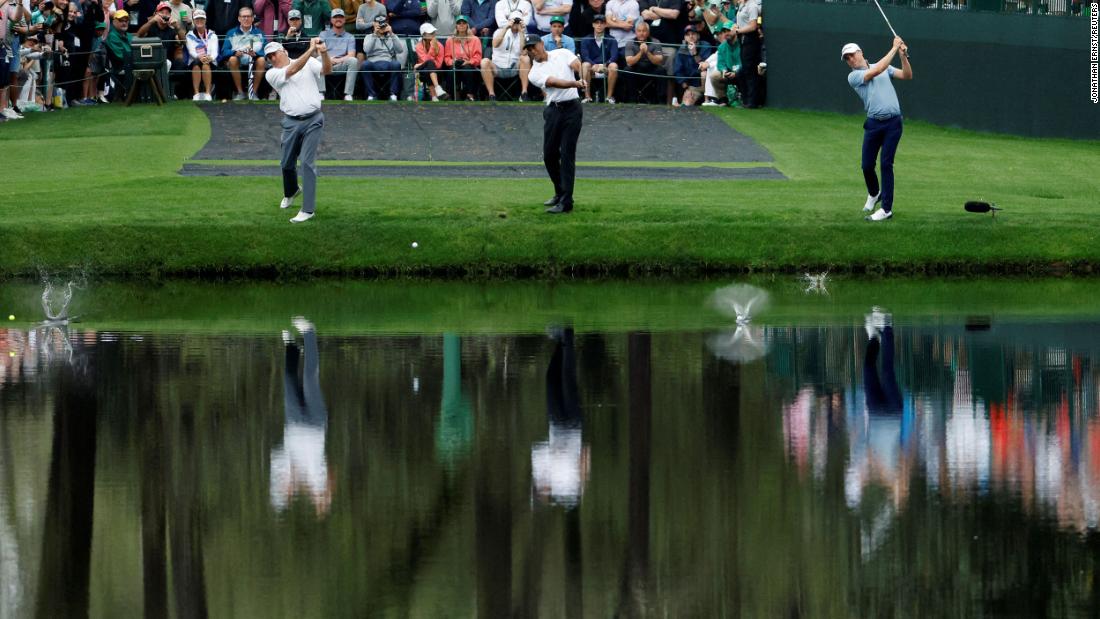 From left, Fred Couples, Woods and Thomas skip balls on the water at the 16th hole on Wednesday. It&#39;s a practice round tradition at Augusta National.