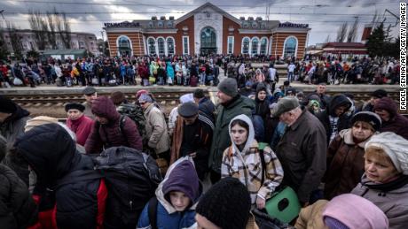 Las familias caminan en la plataforma para abordar un tren en la estación central de Kramatorsk mientras huyen de la ciudad oriental el 5 de abril. 