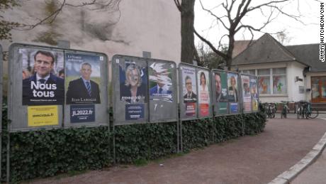 Los anuncios de los candidatos presidenciales franceses se ven en Estrasburgo, Francia.