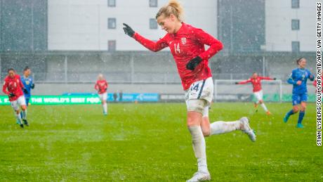 Ada Hegerberg anotó un gol en su regreso a la selección de Noruega.