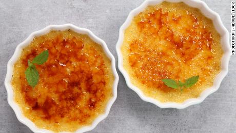 Egg yolks are the basis of the crème brûlée cream, which can be prepared in an oven or slow cooker.