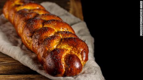 Challah, o pâine evreiască împletită pentru Sabat și sărbători, este una dintre multele pâini îmbogățite cu ouă.