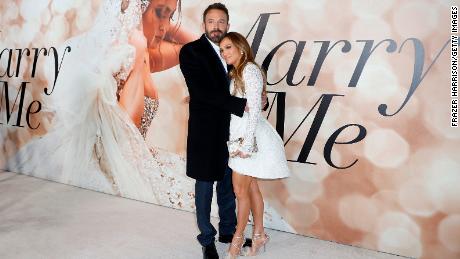 (A partir da esquerda) Ben Affleck e Jennifer Lopez assistem à exibição de "Marry Me"  em 8 de fevereiro. 