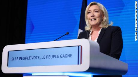 Марин Ле Пен обращается к своим сторонникам в воскресенье после первого тура президентских выборов во Франции.