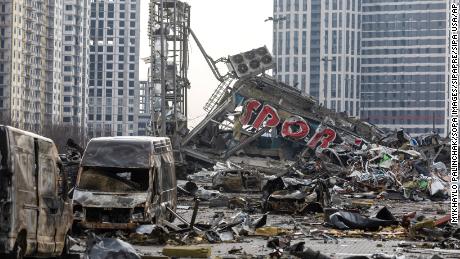Coches quemados y los escombros de un centro comercial tras un bombardeo ruso en Ucrania.