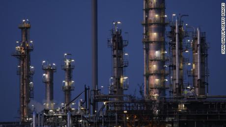 تعليق: أفضل حل لارتفاع أسعار الغاز: ضريبة على شركات النفط