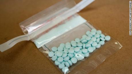 Des comprimés supposés contenir du fentanyl sont exposés au laboratoire régional nord-est de la Drug Enforcement Administration à New York en 2019.