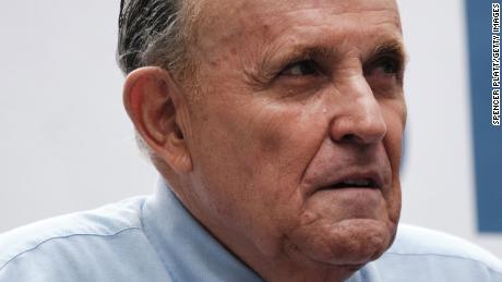 Rudy Giuliani abre teléfonos para fiscales en campaña de Ucrania