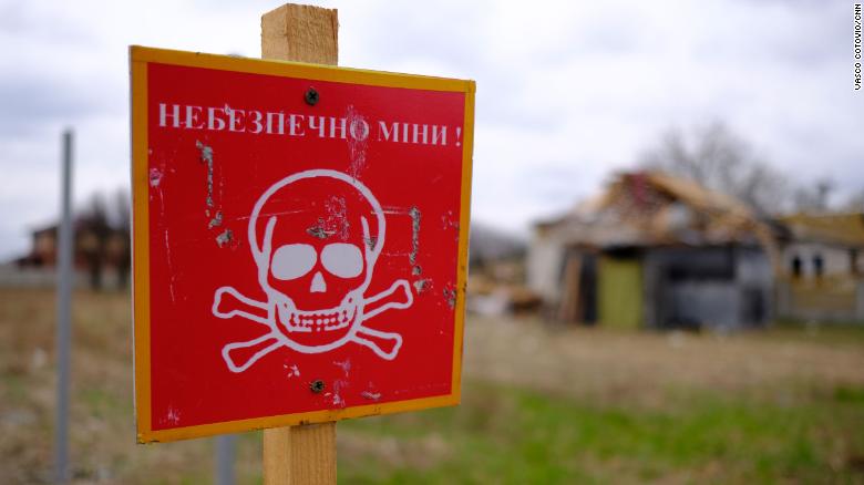 在基辅地区到处都张贴了警告存在地雷或未爆弹药的标志。