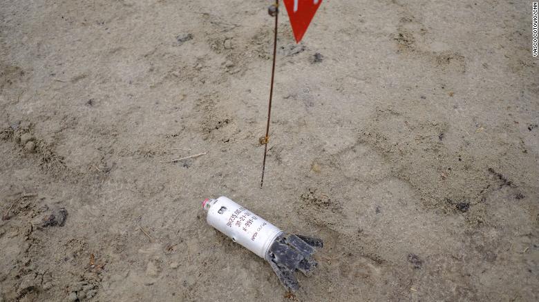 Opanasenko的团队说，这种弹药是俄罗斯集束炸弹的一个部件，该炸弹是在基辅郊区的一个严重炮击地区发现的。