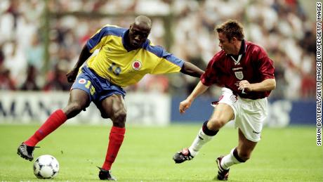 Rincón takes on England's Graeme Le Saux in a World Cup match. 