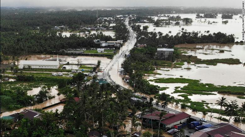 Una carretera y casas sumergidas por las aguas de la inundación en la ciudad de Abuyog, provincia de Leyte, al sur de Filipinas, el 11 de abril, luego de las fuertes lluvias provocadas por la tormenta tropical Megi.
