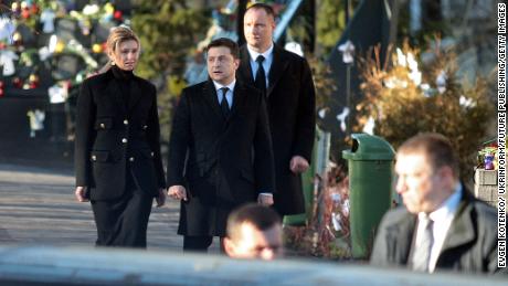 وولوڈیمیر زیلنسکی اور اولینا زیلنسکا فروری میں کیف میں ایک یادگاری تقریب میں شرکت کر رہے ہیں -- روسی حملے شروع ہونے سے کچھ دیر پہلے۔