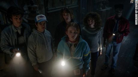 (Da esquerda para a direita) Joe Keery como Steve Harrington, Gaten Matarazzo como Dustin Henderson, Maya Hawke como Robin Buckley, Sadie Sink como Max Mayfield, Natalia Dyer como Nancy Wheeler e Caleb McLaughlin como Lucas Sinclair em Stranger Things. 