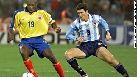 Colombia&#39;s Freddy Rincon takes the ball from Argentina&#39;s Javier Zanetti during a friendly match 13 October, 1999, at the Chateau Carrera Stadium in Cordoba, Argentina.