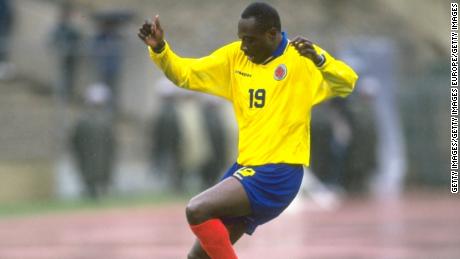 Rincón playing for Colombia in a World Cup qualifier against Bolivia.
