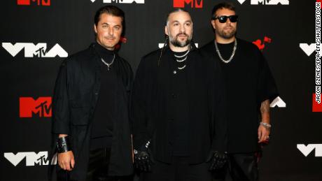 Swedish House Mafia (da esquerda) Axwell, Steve Angello e Sebastian Ingrosso chegam ao MTV Video Music Awards no Barclays Center no Brooklyn, Nova York, em 12 de setembro de 2021.
