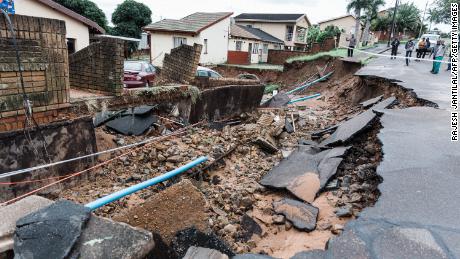La strada e la casa sono state gravemente danneggiate a seguito delle forti piogge di martedì a Durban.