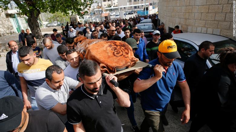 Trauernde tragen die Leiche von Ghada Sabateen während ihrer Beerdigung im Dorf Husan im Westjordanland am 10. April.