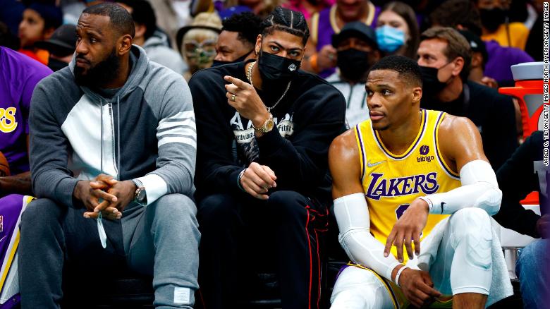 LeBron James, Anthony Davis dhe Russell Westbrook shikojnë nga krahu gjatë Lakers'  lojë kundër Charlotte Hornets në Spectrum Center më 28 janar 2022 në Charlotte.