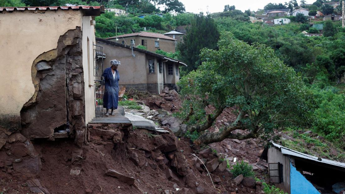 Fuertes lluvias e inundaciones arrasan carreteras en Sudáfrica - CNN Video