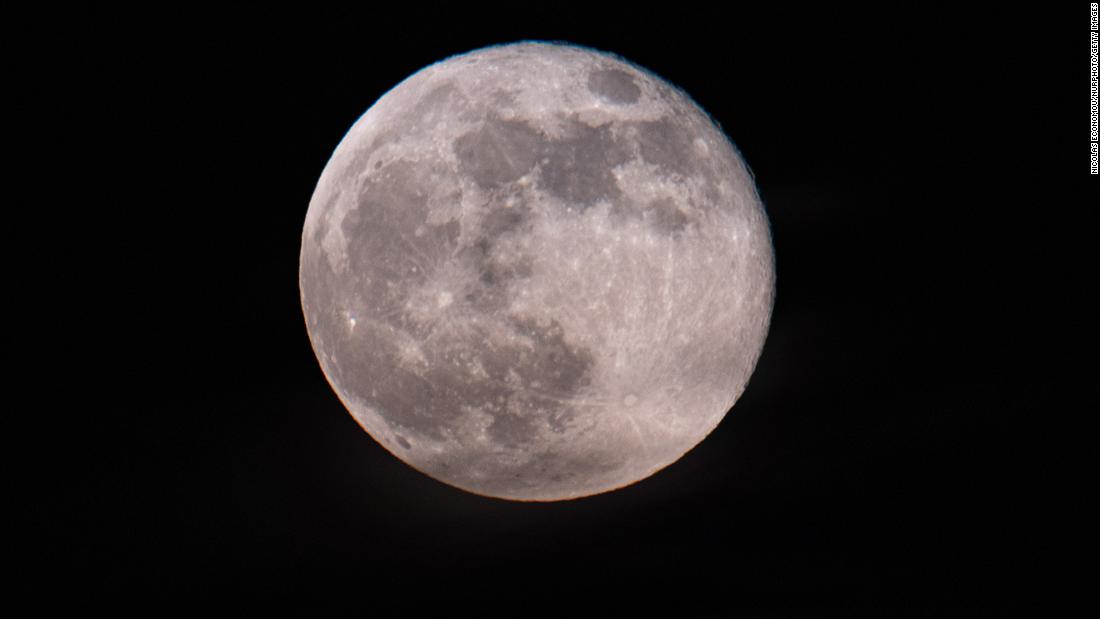 Lune d. Полнолуние в апреле 2022. Луна в России. Луна в апреле 2022. Луна в апреле 2022 фото.