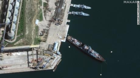 La marine russe évacue le vaisseau amiral Moskva en mer Noire.  L’Ukraine affirme avoir été touchée par un missile