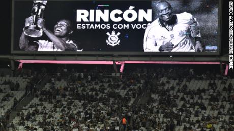 Ein Bild des ehemaligen kolumbianischen Star-Mittelfeldspielers Freddy Rincon wird auf die Leinwand projiziert und lautet „Rincon, wir sind bei dir“.  Während des ersten Fußballspiels der Gruppenphase der Copa Libertadores zwischen Brasiliens Corinthians und Kolumbiens Deportivo Cali in der Corinthians Arena in Sao Paulo, Brasilien, am 13. April 2022. 