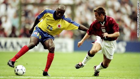 Freddy Rincón taking on England&#39;s Graeme Le Saux during the 1998 World Cup.