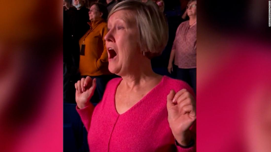 Video of mom at Elton John concert goes viral on TikTok – CNN Video