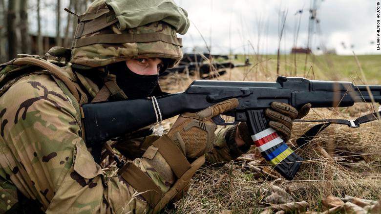 在波兰的一个秘密地点，Pohonia营用卡拉什尼科夫冲锋枪复制品进行训练。