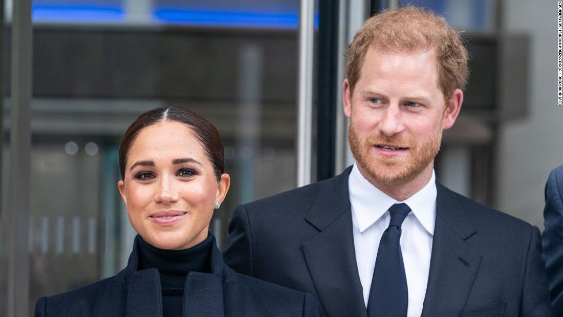 Harry and Meghan visit Queen Elizabeth II on way to Invictus Games – CNN