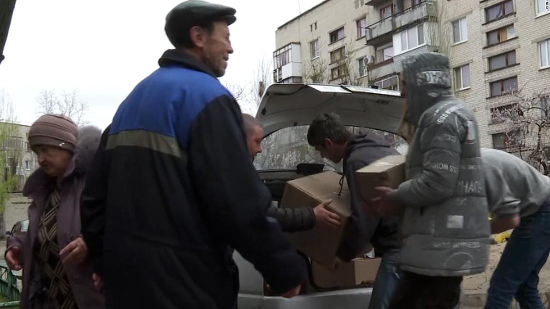 Volunteers keep bombarded Ukrainian city ‘alive’ with food and supplies – CNN Video