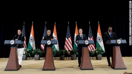 El Ministro de Defensa de la India, Rajnath Singh, el Ministro de Relaciones Exteriores de la India, Subrahmanyam Jaishankar, el Secretario de Estado de los Estados Unidos, Antony Blinken, y el Secretario de Defensa de los Estados Unidos, Lloyd Austin, en una conferencia de prensa el 11 de abril en Washington.