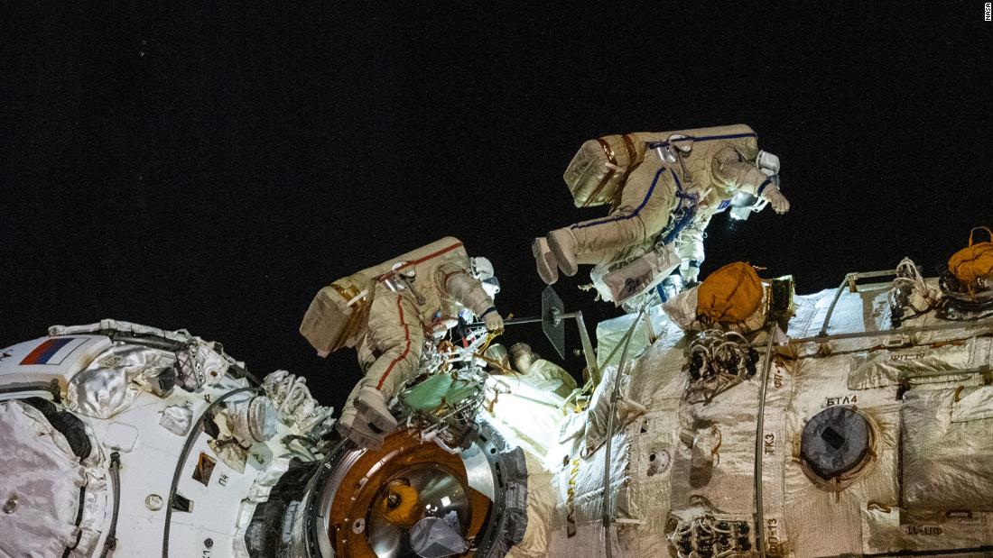Les Russes font une sortie dans l’espace pour activer le bras robotique