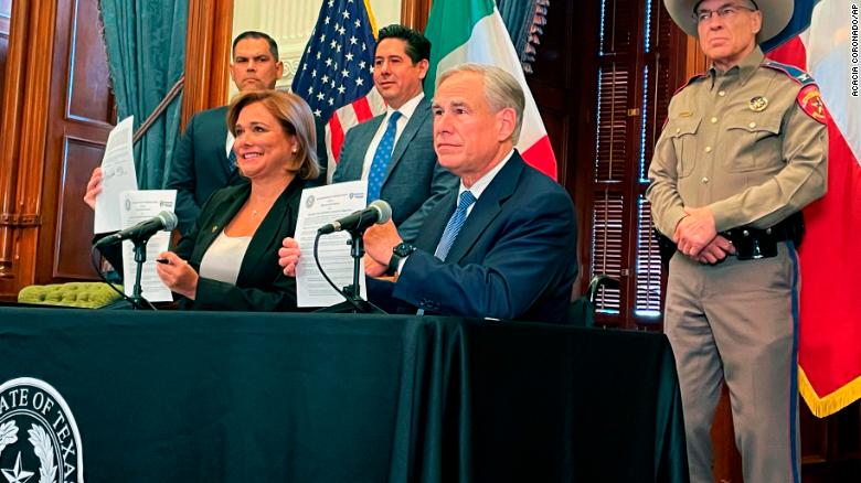Texas Gov. Greg Abbott signs a border security agreement with Chihuahua Gov. Maru Campos Galvan in Austin, Texas on Thursday. 
