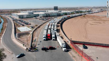 Une longue file de camions est bloquée au pont international de Saragosse, l'un des deux ports d'entrée de Ciudad Juarez aux États-Unis le 12 avril. 